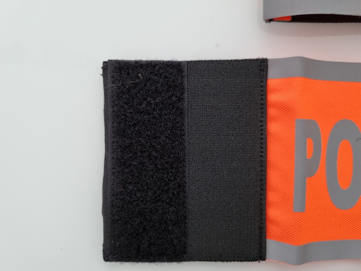 Armbinde „POLIZEI“ in HiVis Orange oder HiVis Gelb mit Reflexstreifen oben/unten, Klettverschluss und Gummiband – Bild 3
